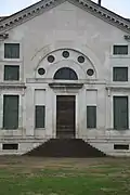 Détail de la baie serlienne de la façade postérieure.