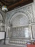 Exemple de la décoration intérieure associant plâtre sculpté, marbres et céramiques.