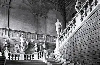 Escalier avec des statues. Photo par Paolo Monti, 1979.