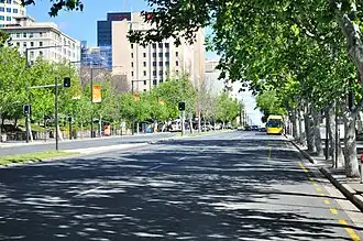 Vue vers le sud le long de King William Road vers l'intersection avec North Terrace