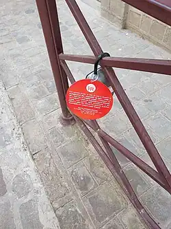 Message d'avertissement apposé par la ville de Lille sur une boîte à clés placée sur du mobilier urbain, cette utilisation n'étant pas autorisée sur le domaine public[6]