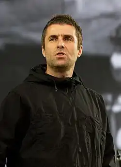 Photo d'un homme portant un blouson à capuche noir.
