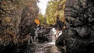 Une chute d'eau dans une gorge rocheuse en automne.
