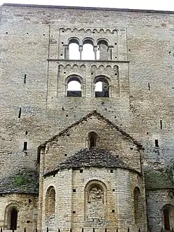 Le clocher, façade est, entouré de tours à archères.