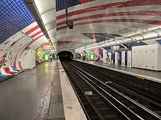 Vue générale des quais avec leur décoration thématique sur le drapeau des États-Unis.