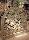 Śiva dansant. Tympan. Mỹ Sơn, tour sanctuaire C1. circa VIIIe&nbsp;siècle. Grès. H. 143&nbsp;cm.[69]