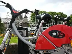 Station de Bicloo no&nbsp;49, place Duchesse-Anne dans le centre ville de Nantes.
