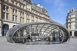 La Lentille, l'une des principales entrées de la station de métro, face à la gare Saint-Lazare.