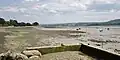 La ria de la Rivière du Faou à marée basse : vue vers l'amont depuis les environs de Lanvoy.