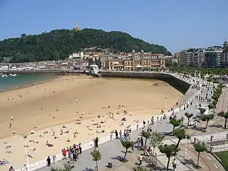 Le mont Urgull vu depuis la plage de la Concha.