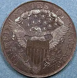Le revers d'une pièce de monnaie représentant un aigle héraldique.