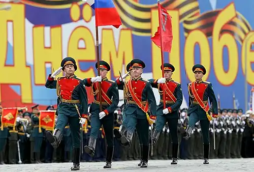 Ouverture du défilé du 9 mai 2010 : le drapeau de la fédération précédant la bannière de la Victoire, portés par la garde d'honneur du 154e&nbsp;régiment Préobrajensky.