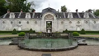 La perspective vers les jardins d'eau depuis le porche des écuries.