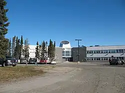 Édifice gris sur lequel est écrit Administrative Center.