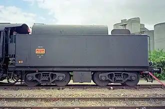Le tender fioul 30 R 840 à caisse rivetée.