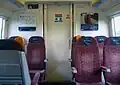 L'intérieur d'un compartiment de première classe d'un Class 375 Electrostar de la Southeastern, montrant l'habillage des sièges de couleur prune.