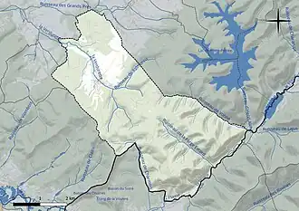 Carte en couleur présentant le réseau hydrographique de la commune