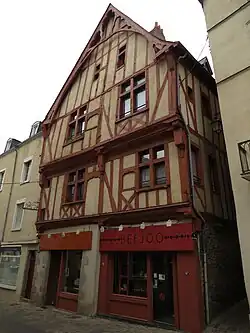 Maison à pans de bois sur la Grande rue. à Laval