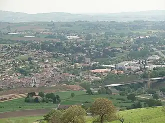 Vue de la construction du viaduc dans un plan large avec en fond le village de Pontcharra-sur-Turdine.