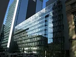 photos d'un immeuble moderne de grande hauteur vitré