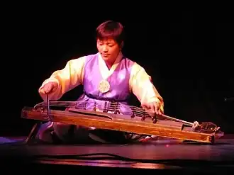 Shin Hyeon-sik, étudiant de l'université nationale des arts de Corée, jouant de l'ajaeng en 2008