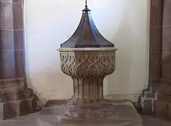 Fonts baptismaux gothique (XVe&nbsp;siècle).