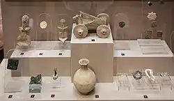 Vitrine du musée aux 2 statuettes du Turkménistan.