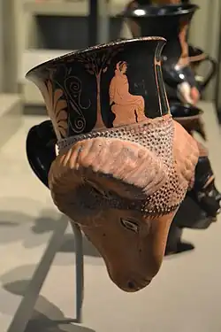 Rhyton attique à tête de bélier. 460–450 AEC. 21,2 cm. Museum of Fine Arts, Boston[41]