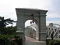 L'une des arches à l'extrémité des trottoirs.