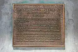 Plaque commémorative avec le nom des trois astronautes morts.