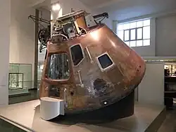 Vaisseau spatial de forme conique exposé dans un musée.