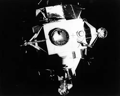 Le module lunaire, qui a servi de chaloupe de sauvetage à l'équipage, photographié juste avant que celui-ci n'entame son retour sur Terre à bord du module de commande.