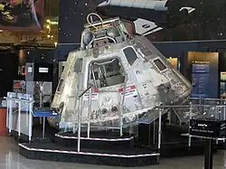 Un vaisseau spatial exposé dans un musée.