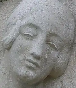 Détail de la mère épleurée du monument aux morts.