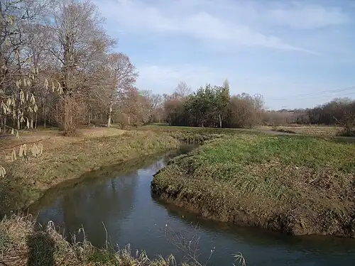 L'Ardanavy sépare Urcuit (à gauche) et Briscous (à droite) quelques mètres avant de délimiter Urcuit et Urt.