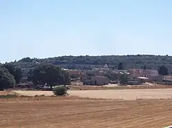 photographie couleurs : un paysage sec avec un village au fond