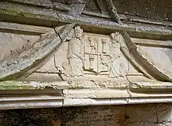 Les armes de la famille de Calvimont, au-dessus de la cheminée.