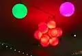plafonnier lumineux en forme de molecule atomique.