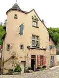 La maison Chirac à la sortie du pont en rive gauche.