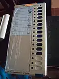 Liste des candidats sur une machine à voter. Chaque parti est représenté par un symbole électoral, et par un numéro en braille[1].