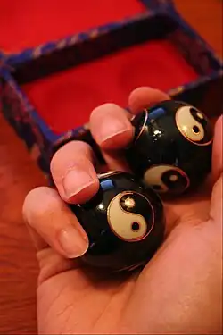 Boules de Baoding en cours d'utilisation.