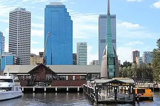 Le quai « Barrack », la tour Bell&nbsp;(en) et le CBD en arrière-plan. La zone est en travaux.