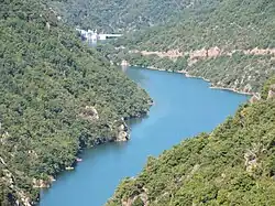 Vue plus rapprochée du même site, avec le barrage au fond.