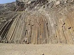 Une formation de colonnes de Mugearite dans la région côtière.