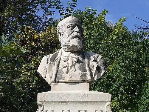 Jean-Pierre Gras d'après Victorien Bastet, Monument à Joseph Roumanille (1960), détail, Avignon, square Agricol-Perdiguier. Copie en pierre d'après le bronze de 1894[6].