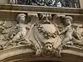 No&nbsp;92 : dessus de porte sculpté avec angelots et écusson.