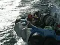 Les remorqueurs mettent une bâche blanche sur les défenses en contact avec la coque, afin de ne pas salir la coque des paquebots.