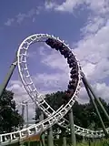 Un des nouveaux trains dans un looping.