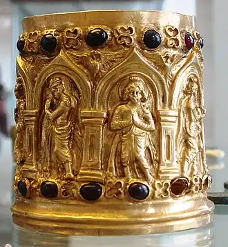Reliquaire de Bimaran&nbsp;(en) : Bouddha de face, en moine itinérant. Or repoussé H. 6,7 D 6,6 cm. Art gréco-bouddhique Ier&nbsp;siècle EC (Empire maurya et art hellénistique)