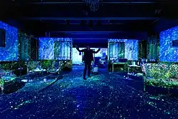 photo de spectacle, décor bleu totalement couvert de pointillés turquoise